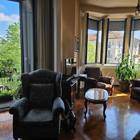 Homegallery - Elegante Appartamento Milanese Luaran gambar
