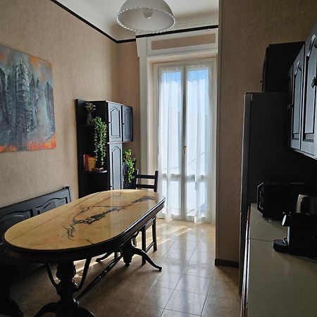 Homegallery - Elegante Appartamento Milanese Luaran gambar