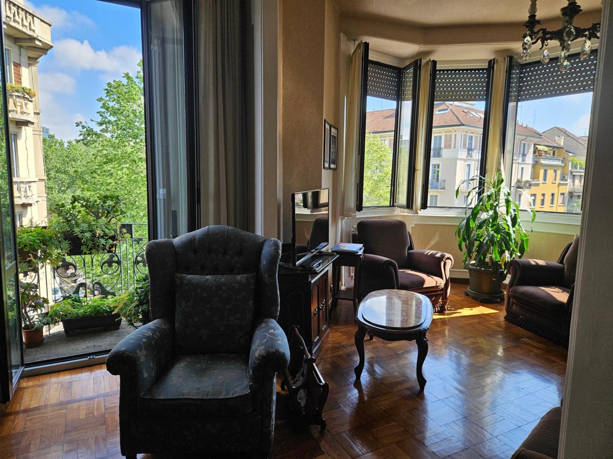 Homegallery - Elegante Appartamento Milanese Luaran gambar