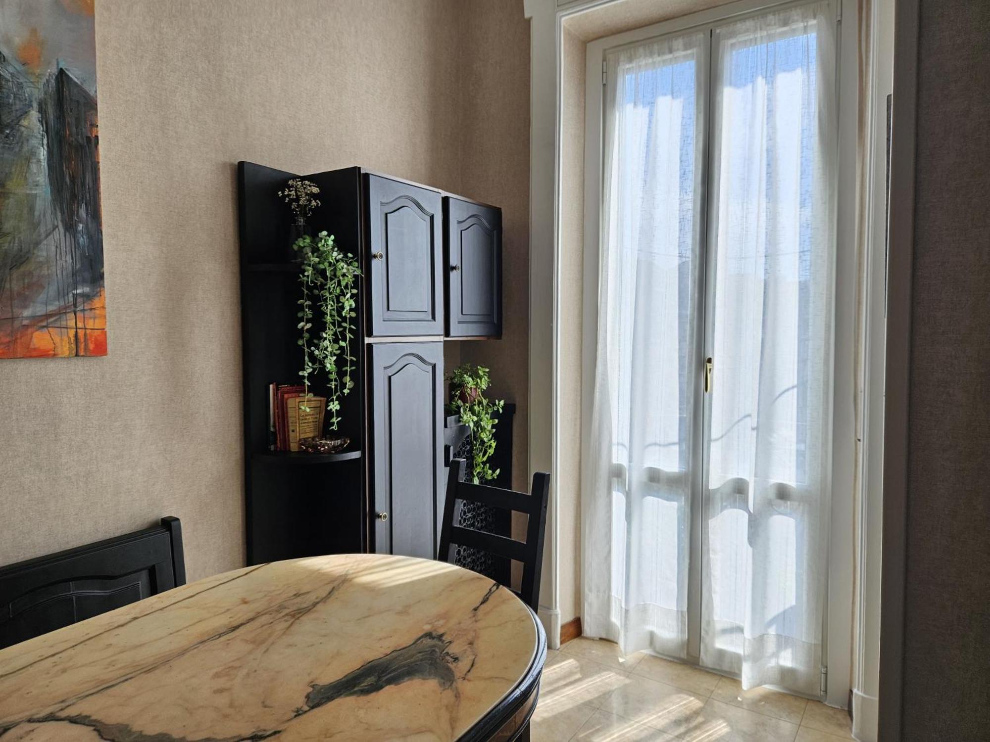 Homegallery - Elegante Appartamento Milanese Luaran gambar