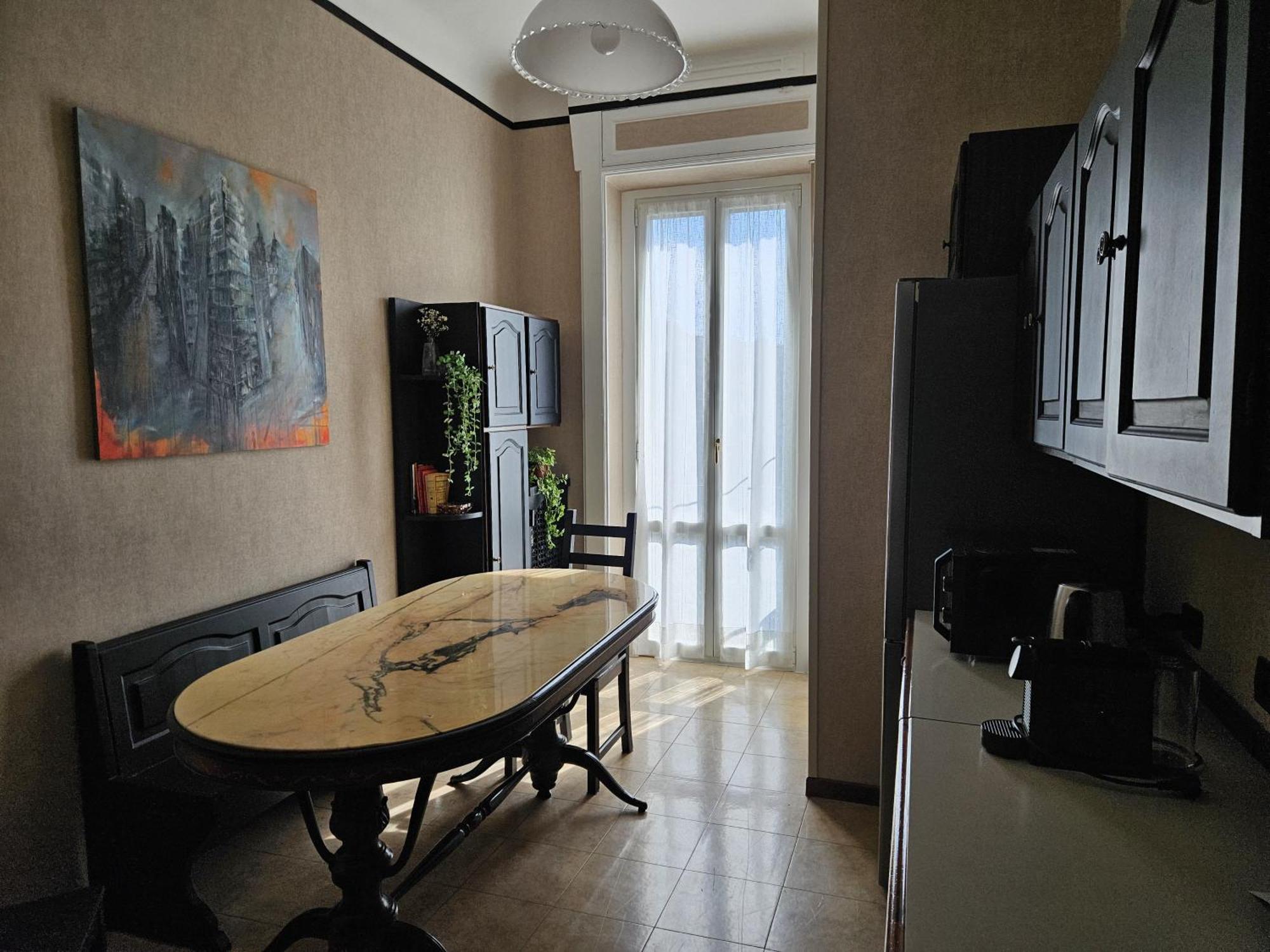 Homegallery - Elegante Appartamento Milanese Luaran gambar