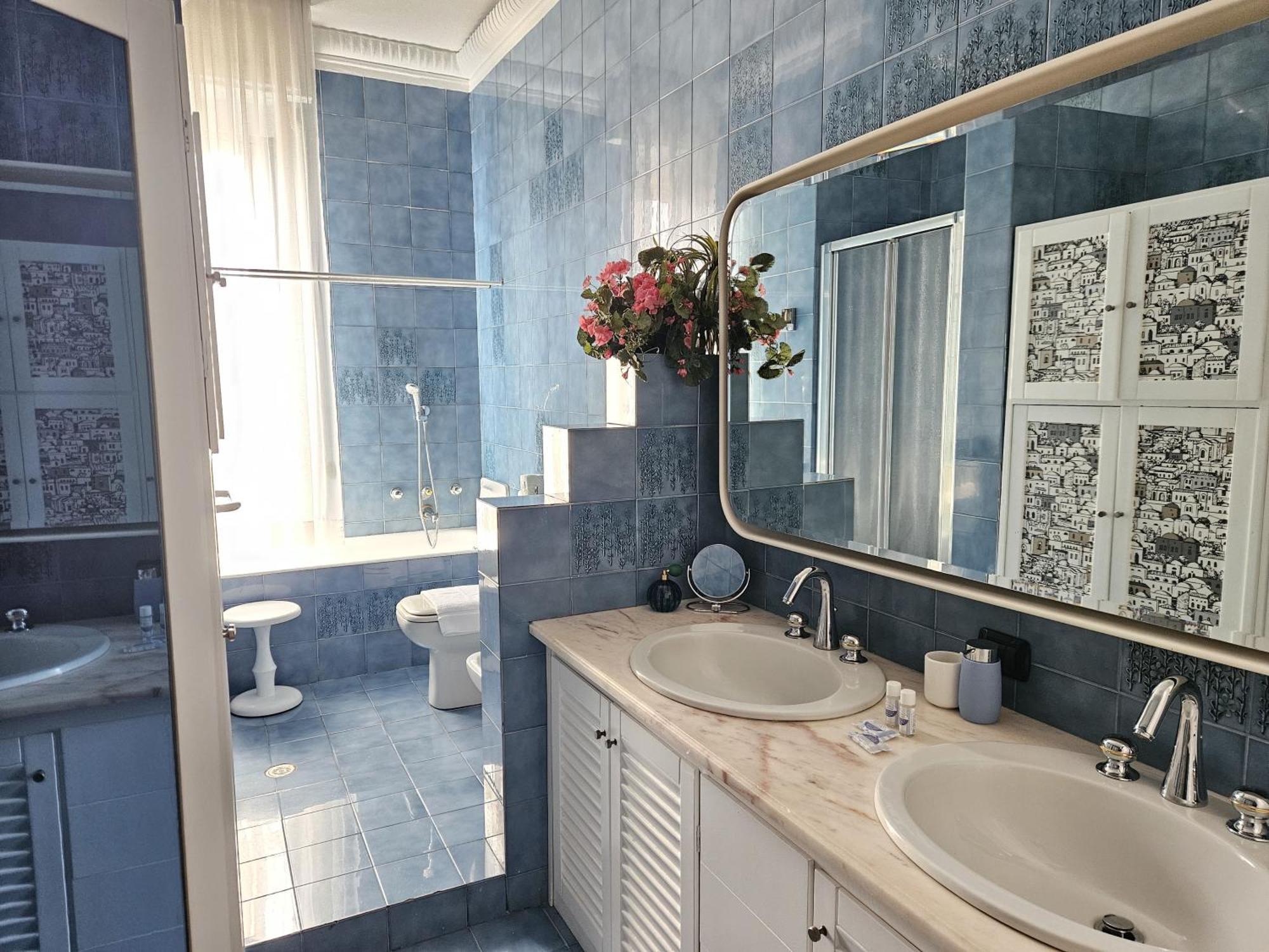 Homegallery - Elegante Appartamento Milanese Luaran gambar