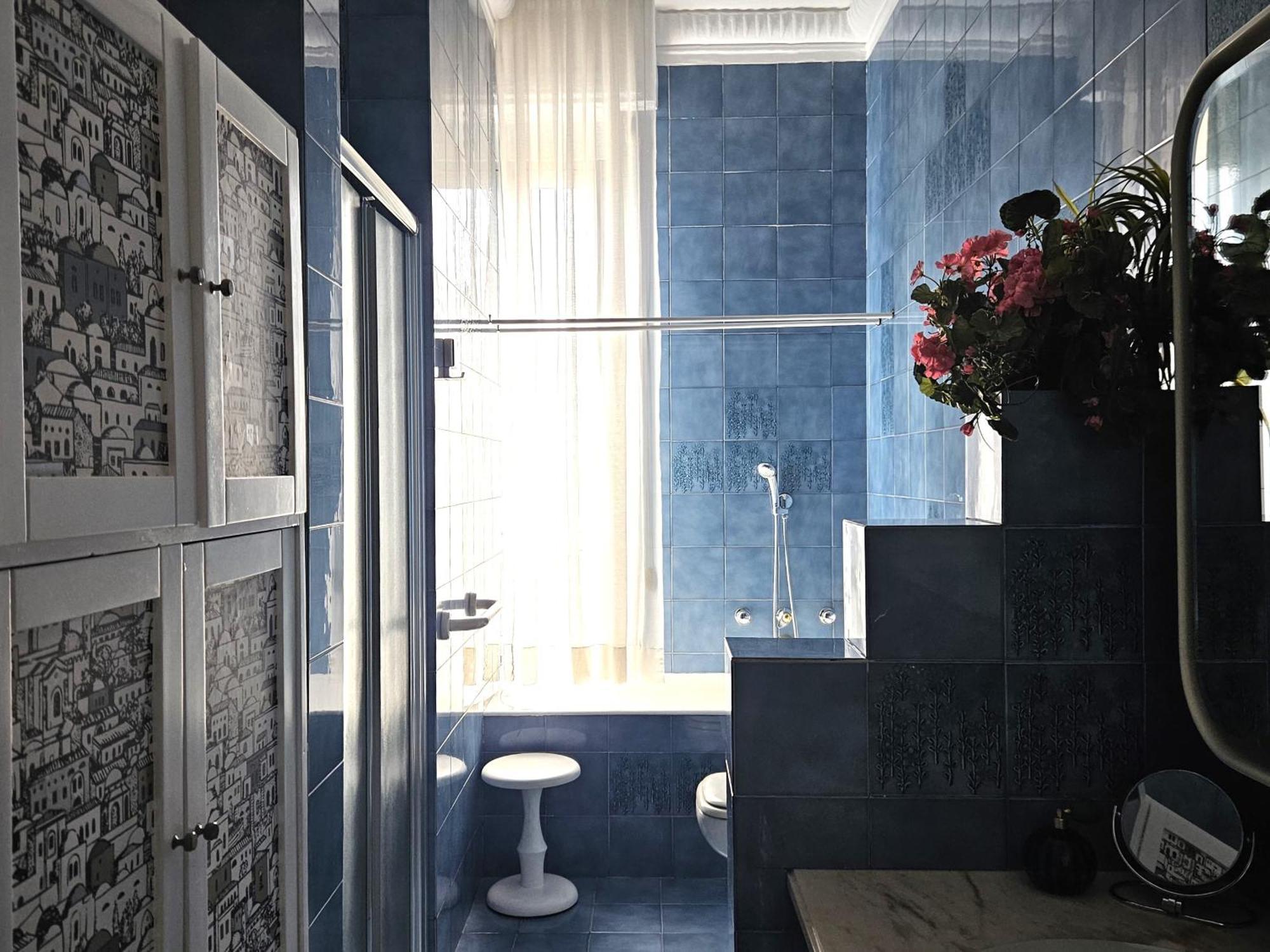 Homegallery - Elegante Appartamento Milanese Luaran gambar