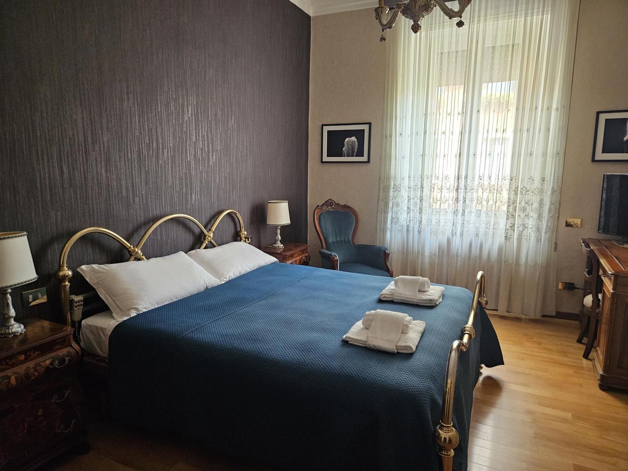 Homegallery - Elegante Appartamento Milanese Luaran gambar