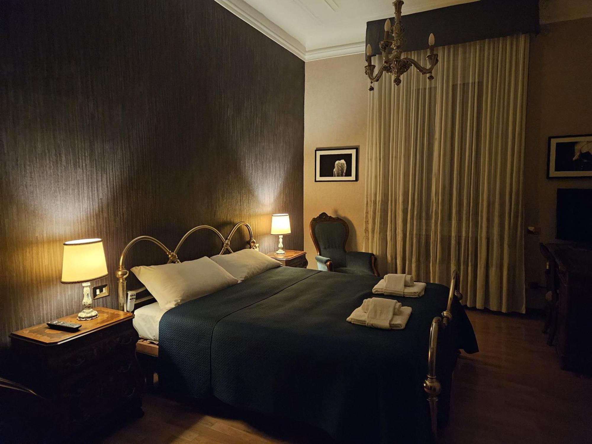 Homegallery - Elegante Appartamento Milanese Luaran gambar