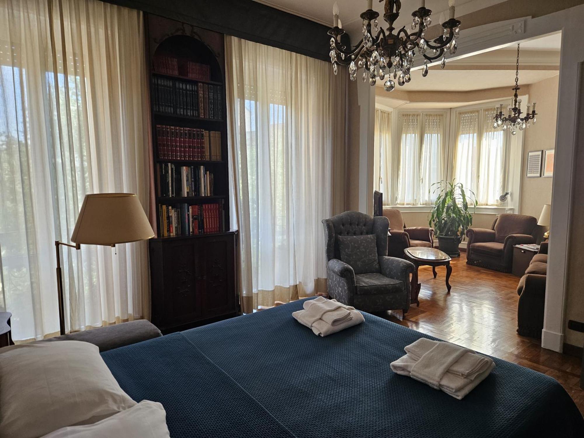Homegallery - Elegante Appartamento Milanese Luaran gambar