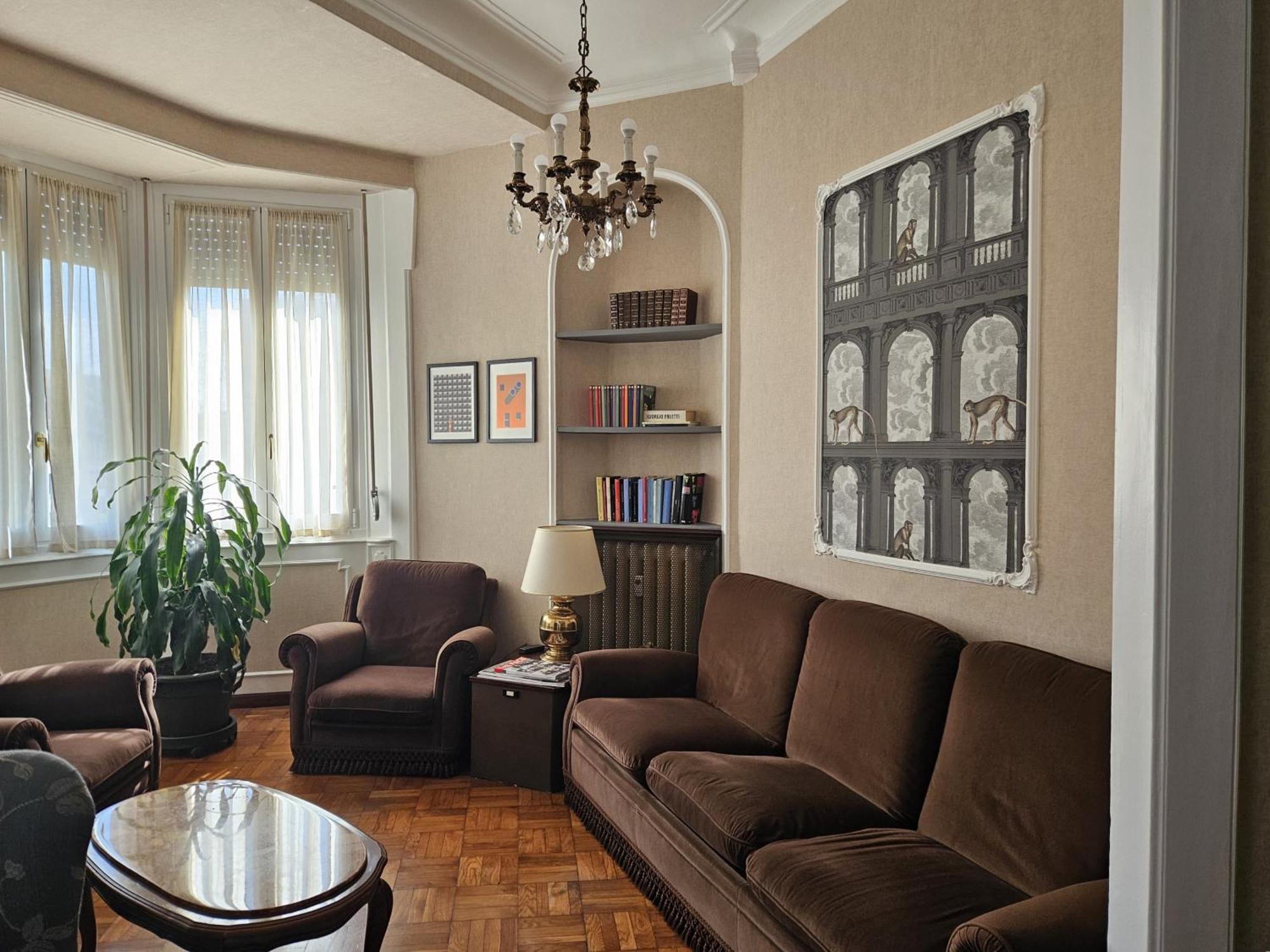Homegallery - Elegante Appartamento Milanese Luaran gambar