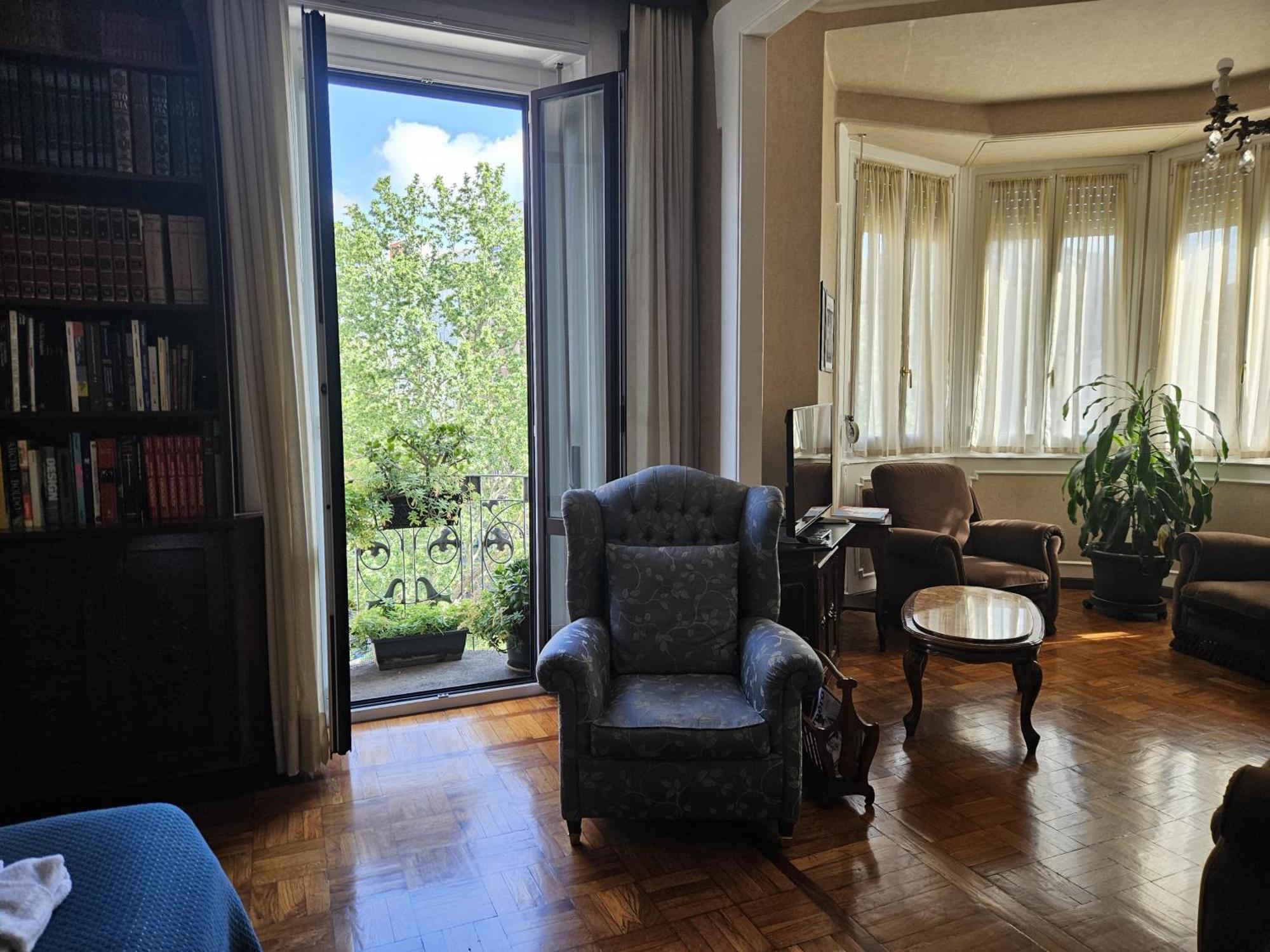 Homegallery - Elegante Appartamento Milanese Luaran gambar