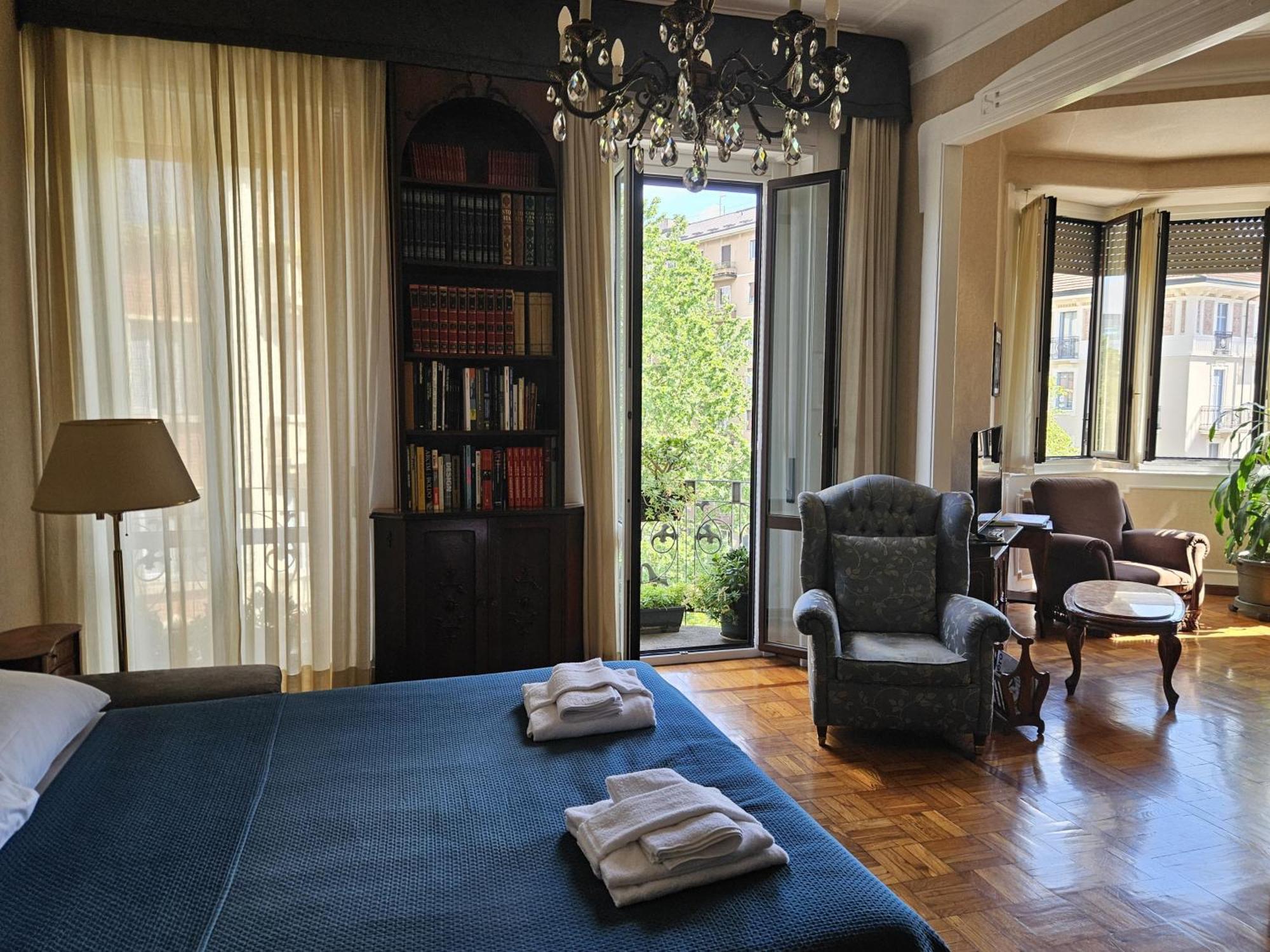 Homegallery - Elegante Appartamento Milanese Luaran gambar