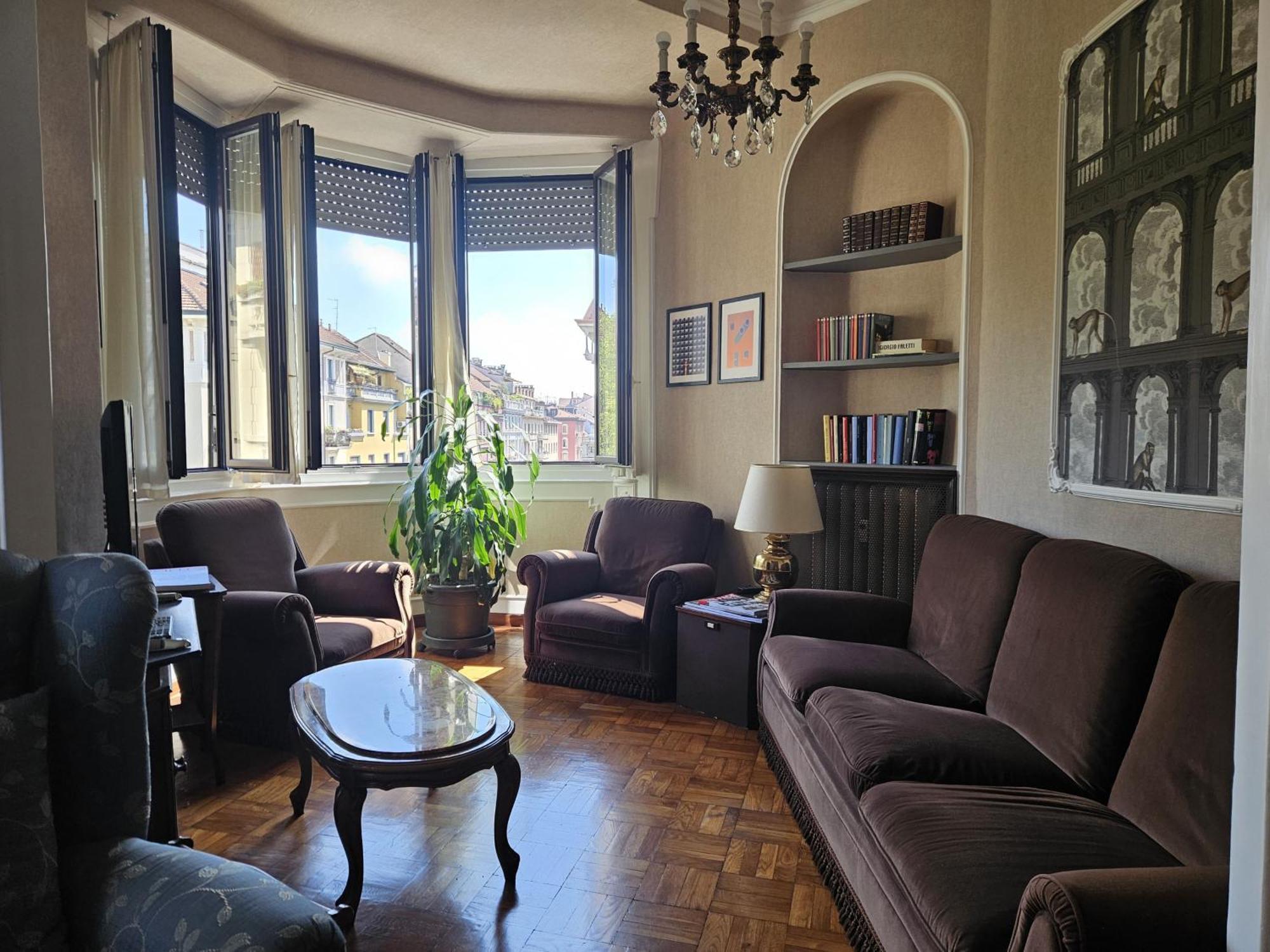 Homegallery - Elegante Appartamento Milanese Luaran gambar